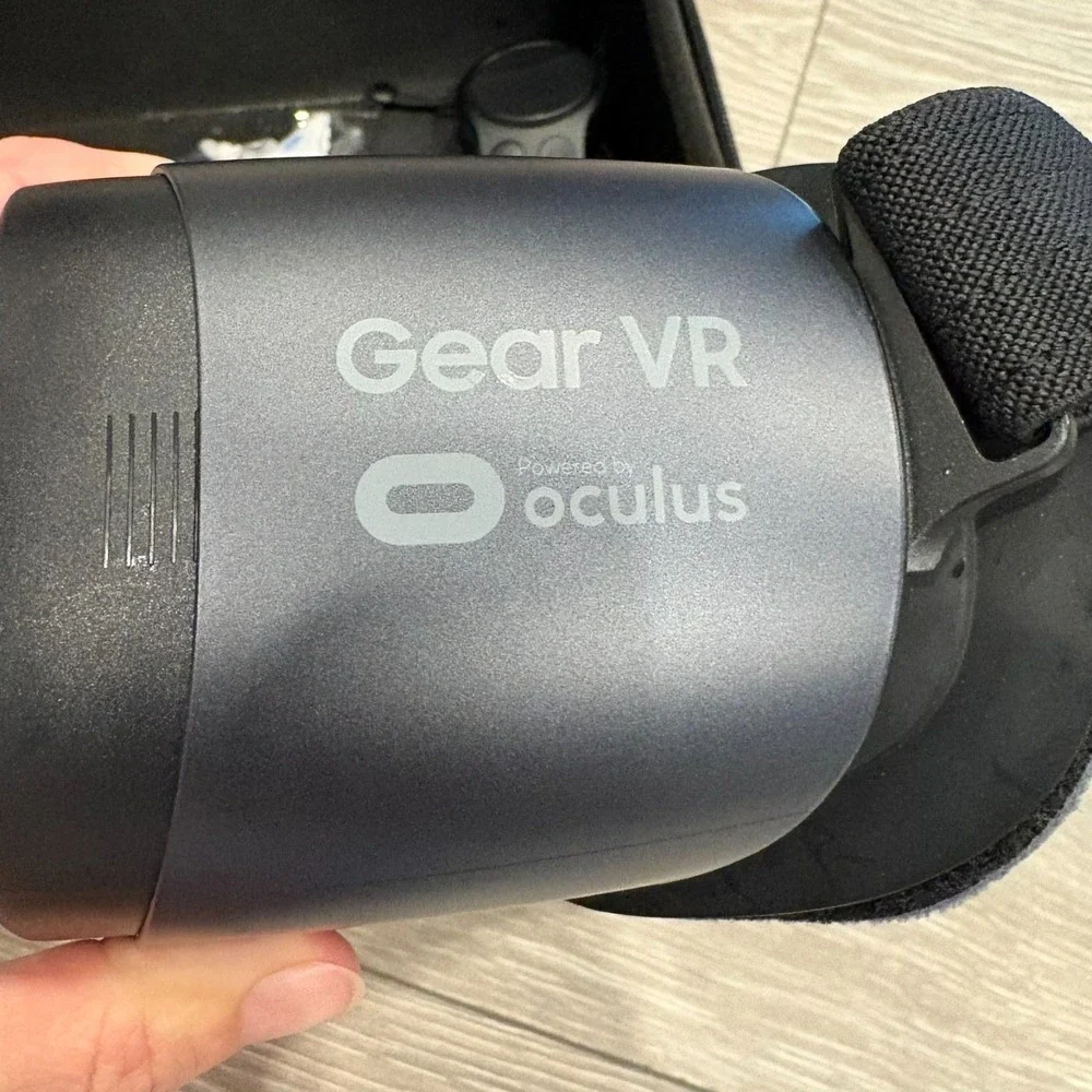 Samsung Gear VR SM-R323 Oculus Headset With Controller & Carrying‎ Case Black